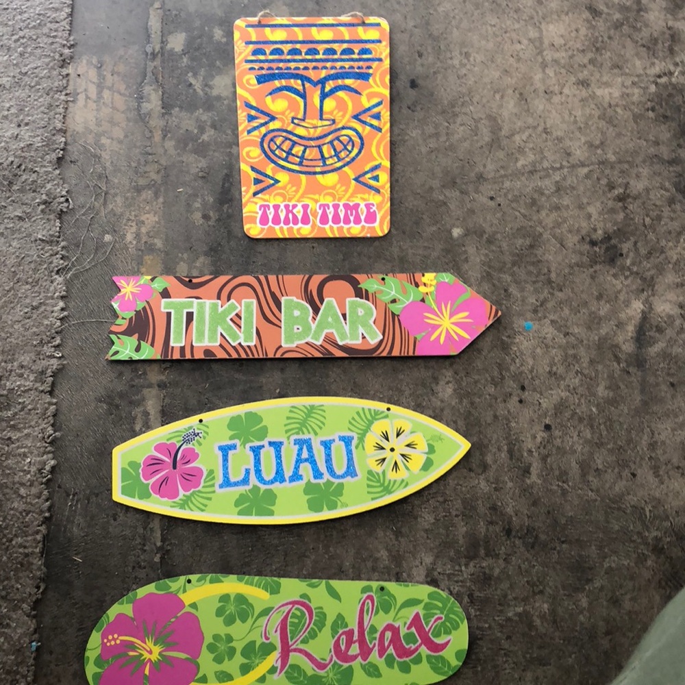 Hawaiian party supplies 🌺